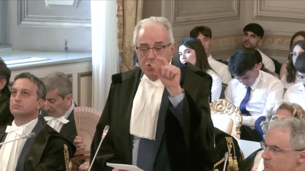 O professor e advogado Diego Corapi apresenta sua sustentação destacando os impactos jurídicos da nova legislação sobre a cidadania italiana. | Foto: Reprodução