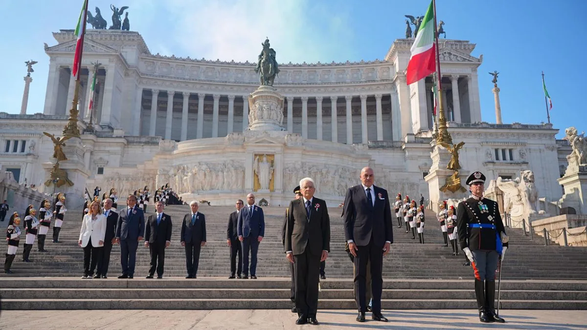 Presidente Mattarella deposita coroa de louros no Altare della Patria, em Roma | Foto: Divulgação