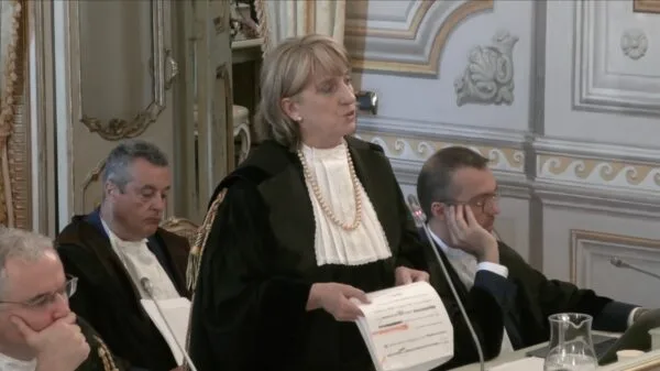 A advogada Monica Lis Restanio durante audiência pública na Corte Constitucional, em Roma | Foto: Reprodução