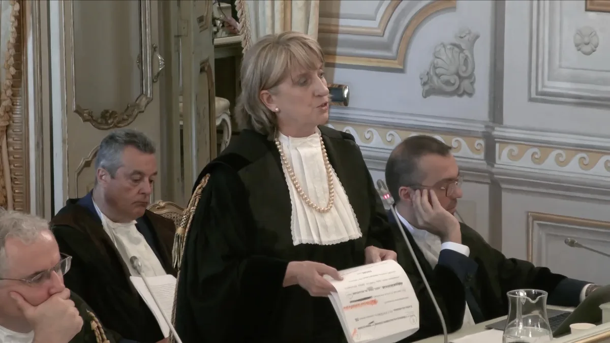 A advogada Monica Lis Restanio durante audiência pública na Corte Constitucional, em Roma | Foto: Reprodução