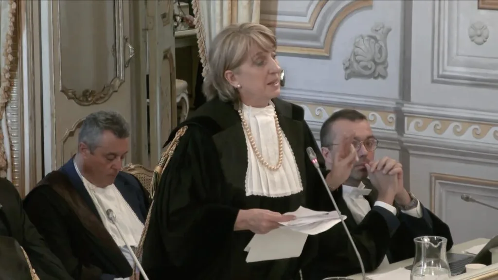 A advogada Monica Restanio durante sua sustentação oral, abordando a conexão entre cidadania, identidade nacional e vínculos históricos com a Itália. | Foto: Reprodução