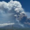 Erupção do vulcão Etna lança cinzas e lava na região da Sicília, sul da Itália, assustando turistas e sendo visível a quilômetros de distância | Foto: Corriere