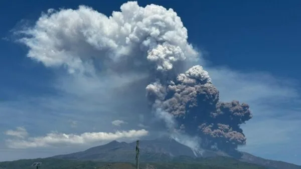 Erupção do vulcão Etna lança cinzas e lava na região da Sicília, sul da Itália, assustando turistas e sendo visível a quilômetros de distância | Foto: Corriere