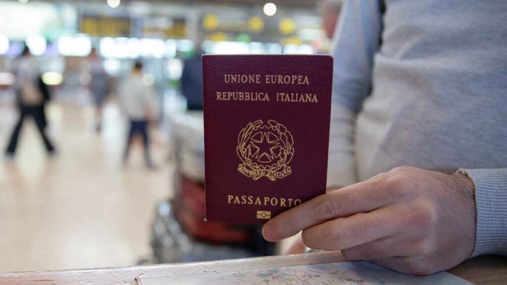 Sistema Click Day trava emissão de passaportes em SP. Italianos reclamam de filas virtuais, falta de vagas e impacto em outros consulados. | Foto: Depositphotos
