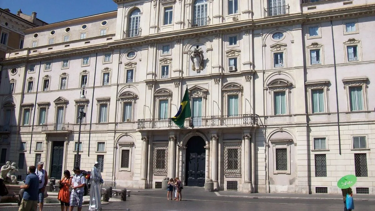 Palazzo Pamphilj, em Roma, abriga a Embaixada do Brasil na Itália e o Consulado-Geral, principal ponto de atendimento a brasileiros no país.