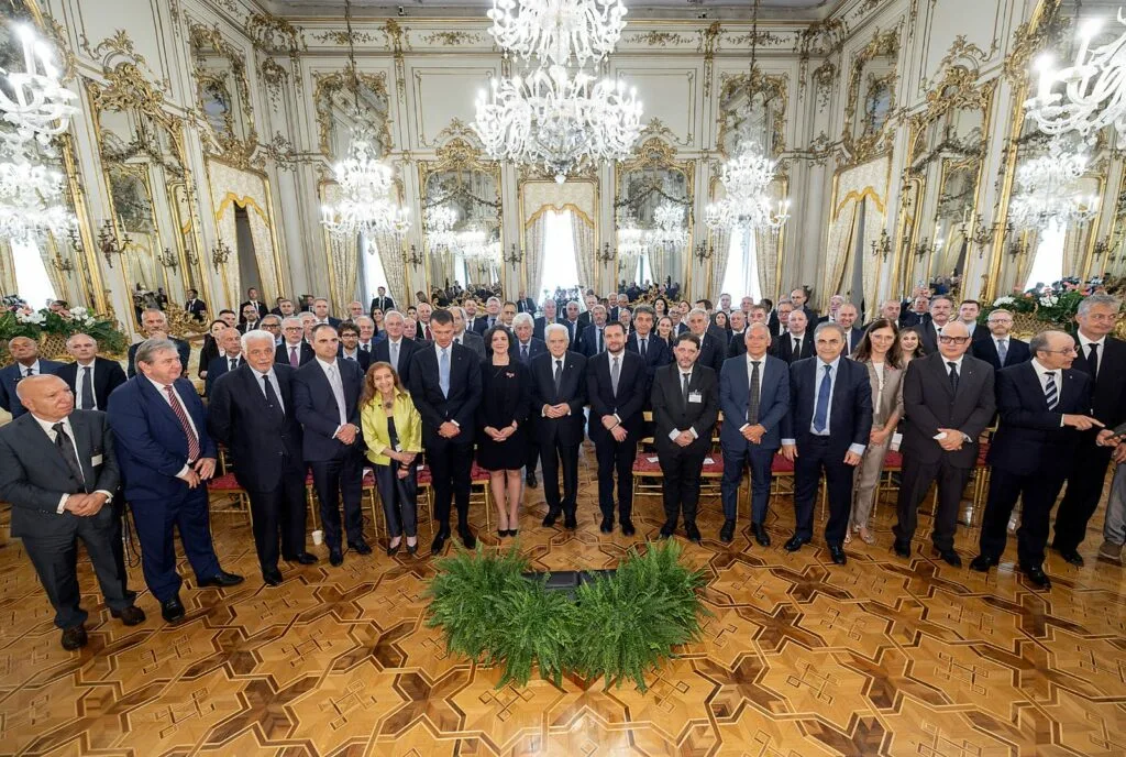 Sergio Mattarella e conselheiros do CGIE durante recepção no Salão das Festas do Palácio do Quirinal, em Roma, na abertura da Assembleia de 2025