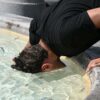 Homem se refresca na fonte da Piazza del Popolo, em Roma | Foto: Tiziana FABI / AFP