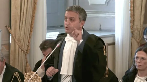 O advogado Marco Melone durante sua sustentação oral na Corte Constitucional, defendendo o reconhecimento irrestrito da cidadania italiana por ius sanguinis | Foto: Reprodução