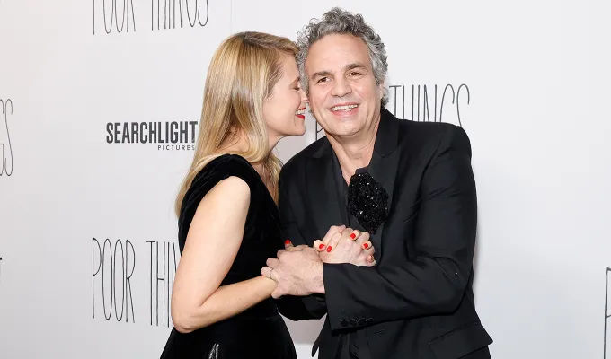 Mark Ruffalo ao lado da esposa, Sunrise Coigney, durante a première do filme Poor Things | Foto: Reprodução