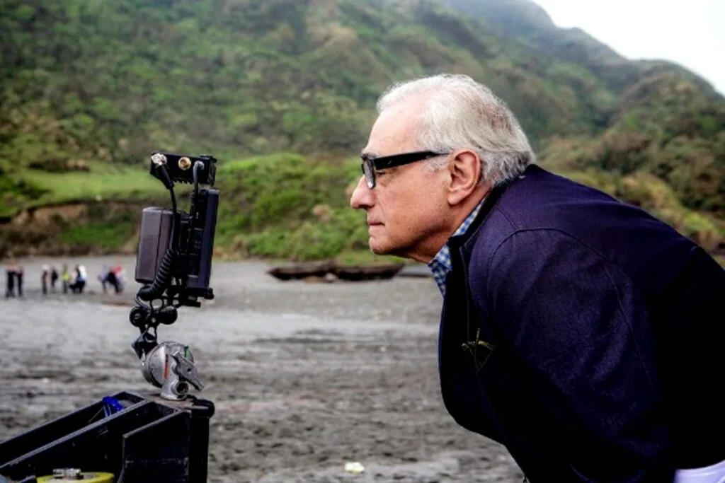 Martin Scorsese observa as filmagens no set, sempre atento aos detalhes visuais que marcam sua obra | Foto: Reprodução