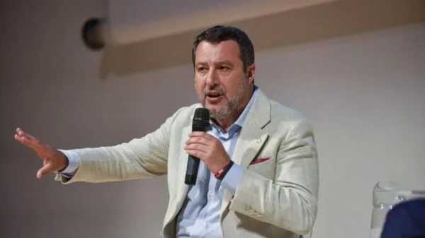 Matteo Salvini durante discurso na França, onde celebrou o fracasso do referendo | Foto: AP