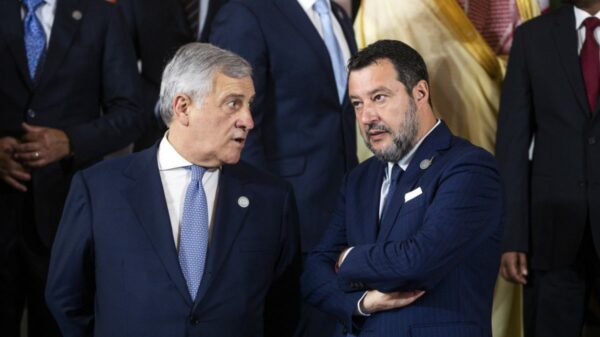 Matteo Salvini (d) considera mudança na cidadania “não prioritária” e elogia lei atual | Foto: Ansa