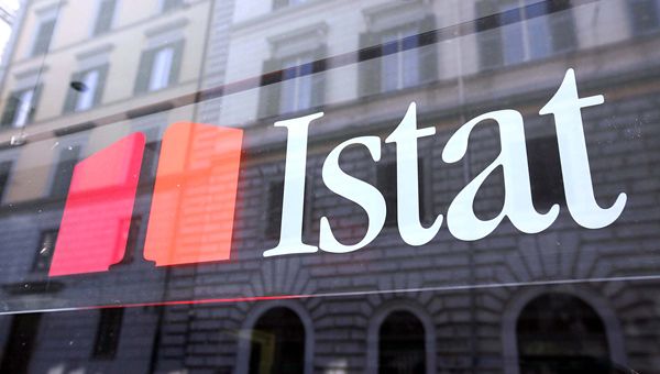 Segundo o Istat, número de italianos no exterior subiu 4% em 2024. Crescimento é puxado por cidadania iure sanguinis e migração jovem.


