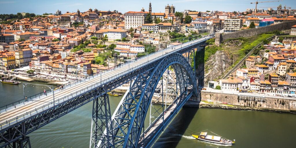 Porto é cartão-postal com suas pontes, vinícolas e o charme das margens do Douro.