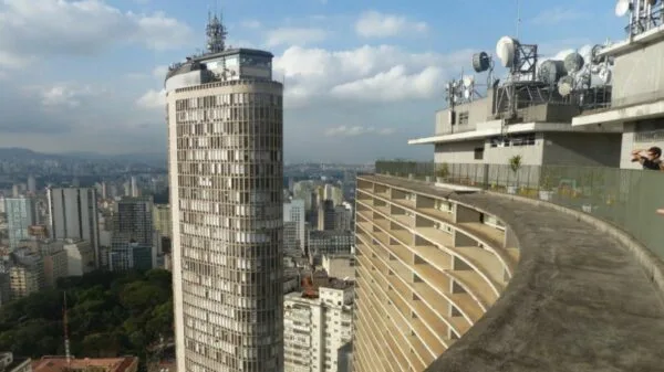 Vista aérea do Edifício Itália, símbolo da imigração italiana em São Paulo, com seu mirante no centro da cidade | Foto: Depositphotos