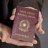 Naturalizados italianos deixam o país por falta de inclusão. Um terço dos emigrantes registrados entre 2023 e 2024 pertence a esse grupo | Foto: RSI