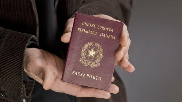 Naturalizados italianos deixam o país por falta de inclusão. Um terço dos emigrantes registrados entre 2023 e 2024 pertence a esse grupo | Foto: RSI