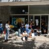 Imigrantes buscam atendimento no Instituto dos Registos e Notariado (IRN) em meio a incertezas sobre novas regras para nacionalidade portuguesa | Foto: Nuno Alexandre/Publico