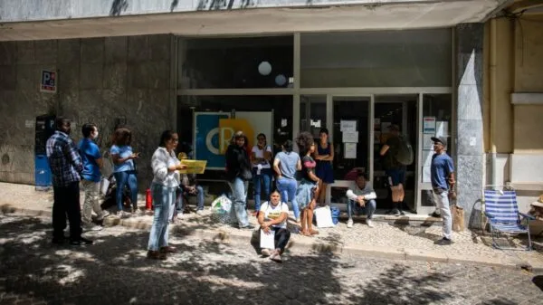 Imigrantes buscam atendimento no Instituto dos Registos e Notariado (IRN) em meio a incertezas sobre novas regras para nacionalidade portuguesa | Foto: Nuno Alexandre/Publico