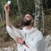 Padre Matteo Balzano atuava com jovens em Cannobio, norte da Itália.