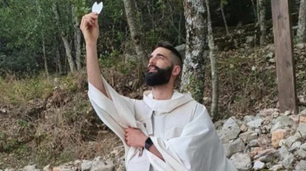 Padre Matteo Balzano atuava com jovens em Cannobio, norte da Itália.