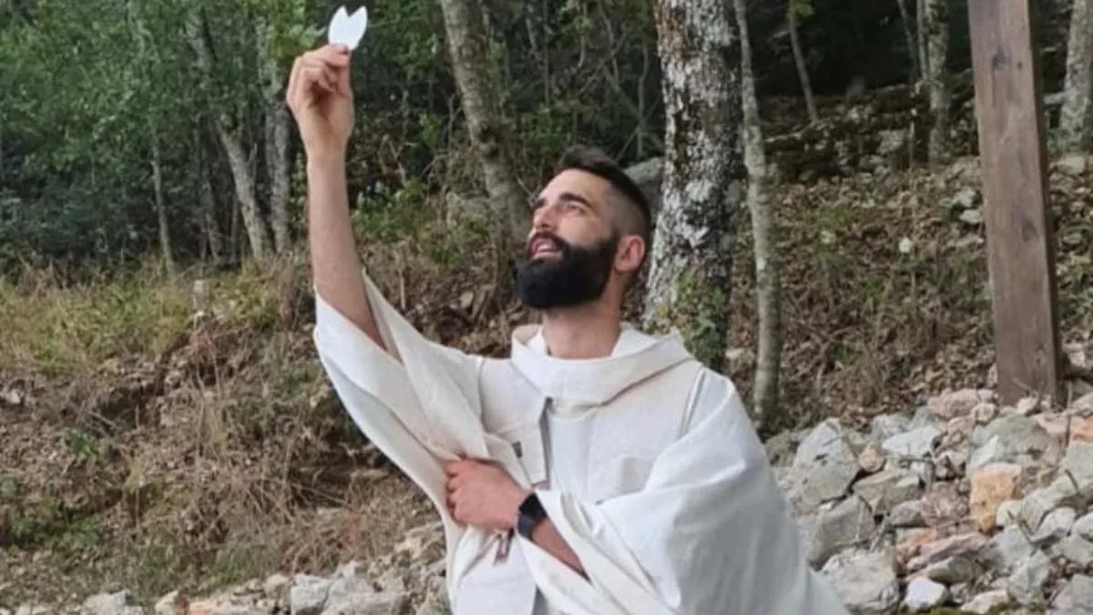 Padre Matteo Balzano atuava com jovens em Cannobio, norte da Itália.