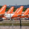 Aviões da companhia aérea EasyJet estacionados em aeroporto de Roma | Foto: Jason Alden/Bloomberg/Getty Images