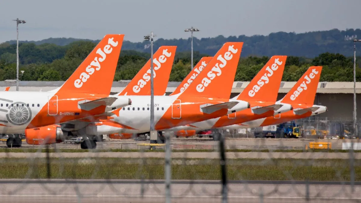 Aviões da companhia aérea EasyJet estacionados em aeroporto de Roma | Foto: Jason Alden/Bloomberg/Getty Images