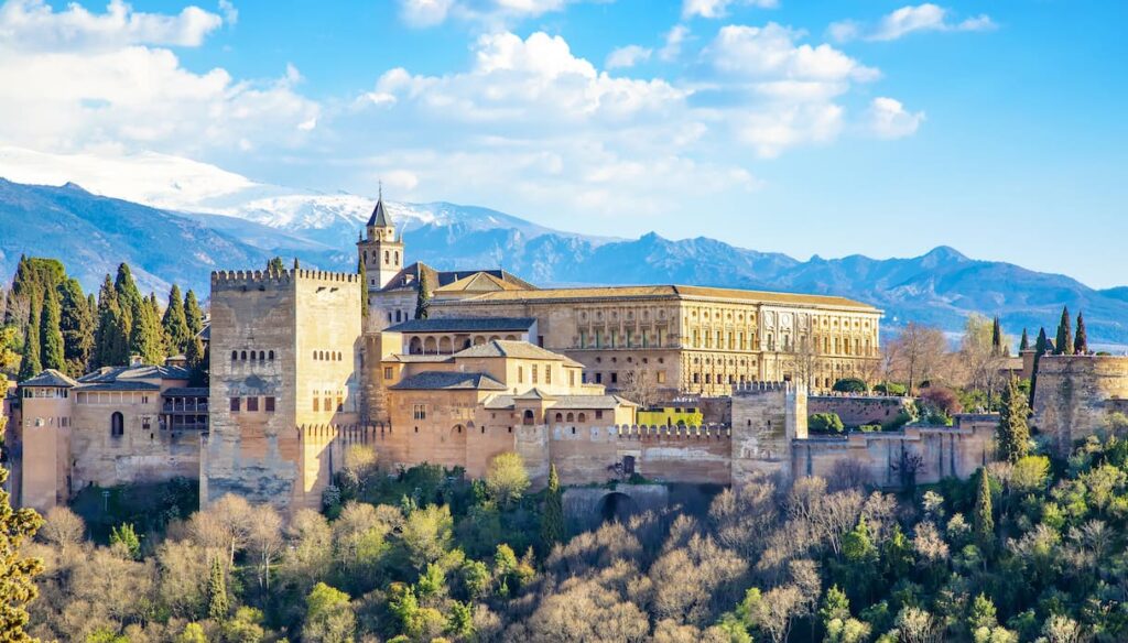 Granada é joia mourisca no sul da Espanha, com paisagens de tirar o fôlego.