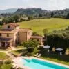 Casa típica de pedra com piscina em meio ao verde da Toscana: os agriturismos oferecem conforto e contato direto com a natureza e a cultura rural italiana | Foto: Divulgação