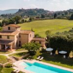 Casa típica de pedra com piscina em meio ao verde da Toscana: os agriturismos oferecem conforto e contato direto com a natureza e a cultura rural italiana | Foto: Divulgação