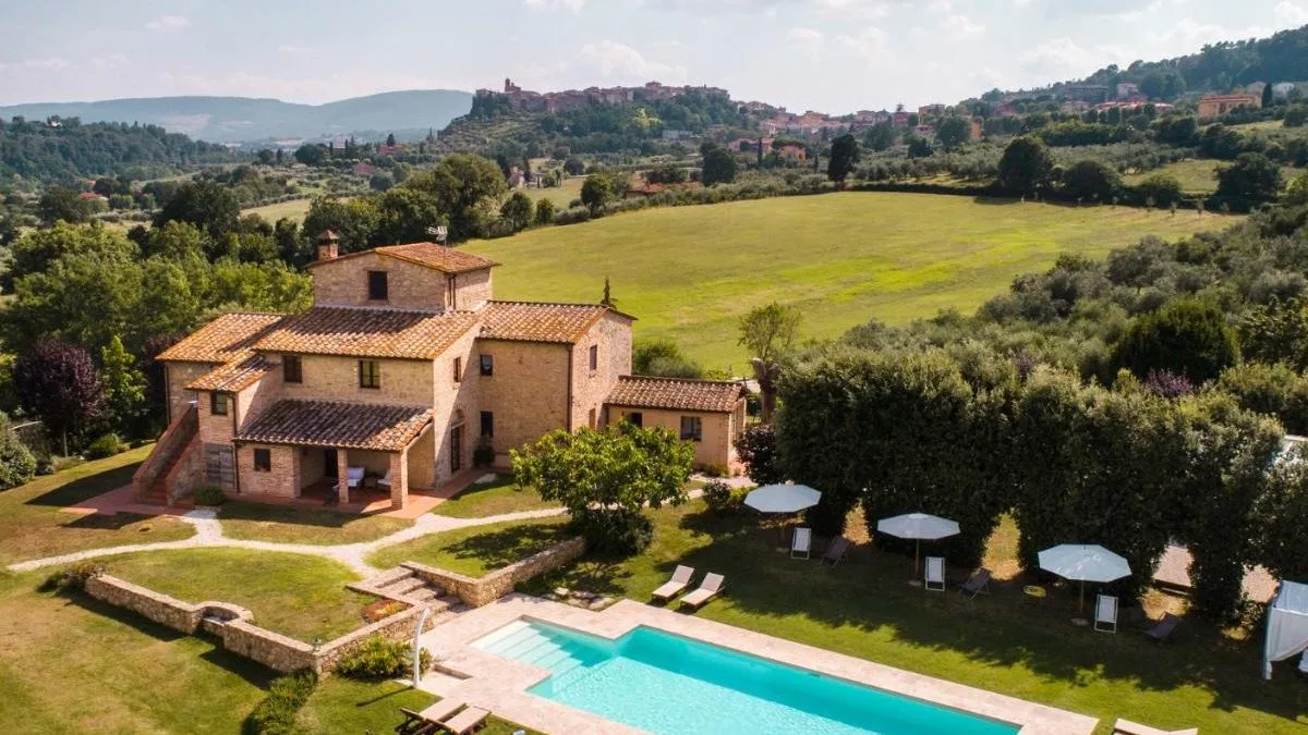 Casa típica de pedra com piscina em meio ao verde da Toscana: os agriturismos oferecem conforto e contato direto com a natureza e a cultura rural italiana | Foto: Divulgação