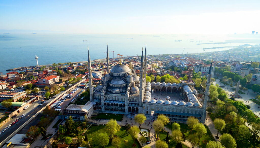 Istambul mistura Oriente e Ocidente com paisagens únicas e séculos de história.