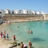 Praia movimentada em Puglia: durante o mês de agosto, cidades litorâneas italianas recebem milhares de veranistas em férias prolongadas | Foto: Depositphotos
