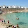 Praia movimentada em Puglia: durante o mês de agosto, cidades litorâneas italianas recebem milhares de veranistas em férias prolongadas | Foto: Depositphotos