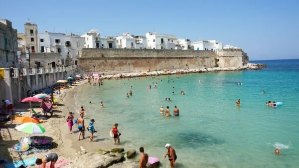 Praia movimentada em Puglia: durante o mês de agosto, cidades litorâneas italianas recebem milhares de veranistas em férias prolongadas | Foto: Depositphotos