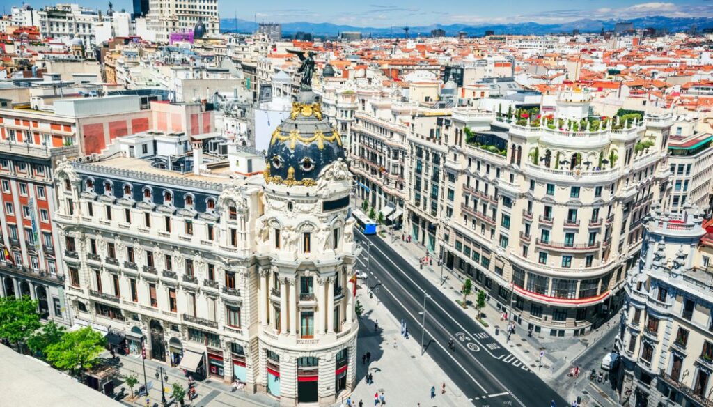 Madrid une tradição e modernidade com arte, mercados e a famosa vida noturna espanhola.