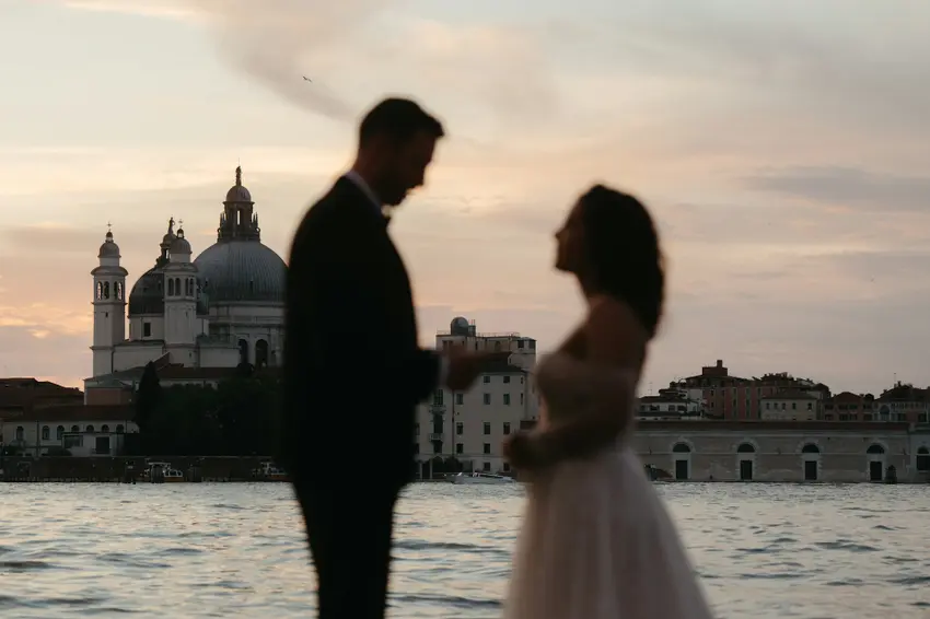 Casal celebra casamento em Veneza, Itália. Foto: Micah & Sammie Chaffin / Unsplash

