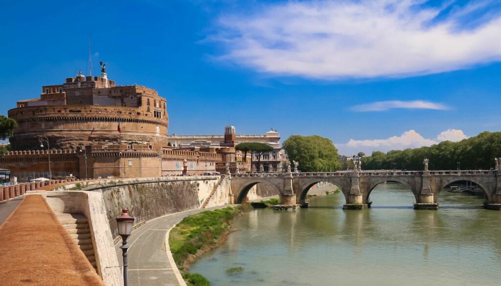 Roma impressiona pelo legado histórico e pela atmosfera vibrante em cada esquina.