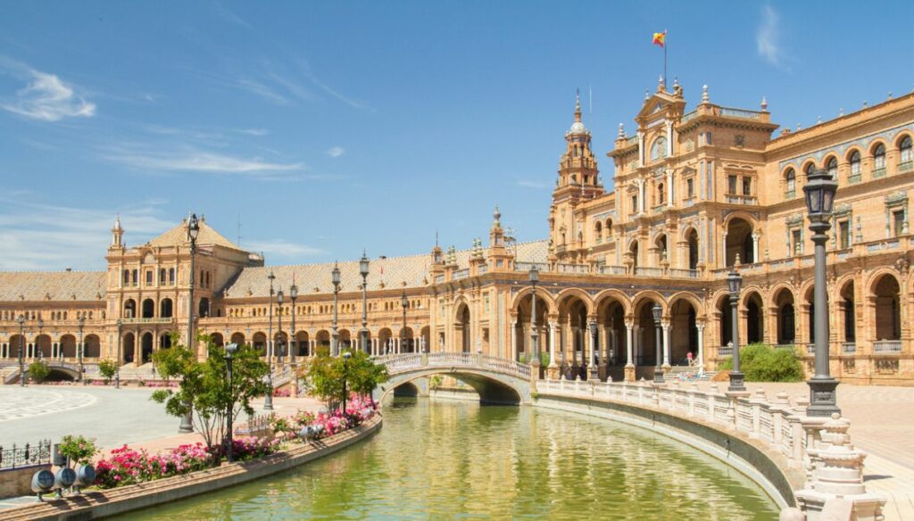 Sevilla encanta com seu patrimônio árabe, festas tradicionais e beleza solar.