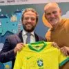 Cláudio Taffarel entrega camisa autografada da Seleção Brasileira ao cônsul-geral da Itália em Porto Alegre | Foto: Divulgação