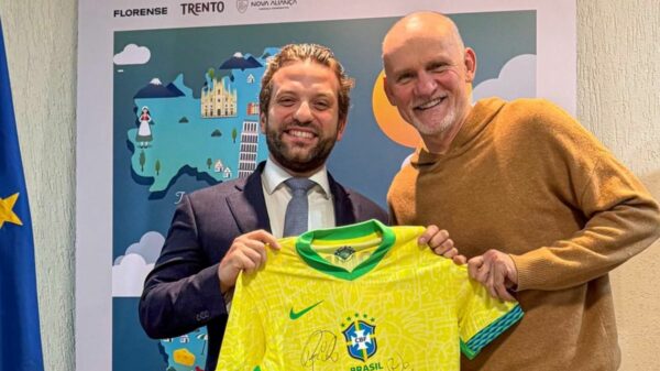 Cláudio Taffarel entrega camisa autografada da Seleção Brasileira ao cônsul-geral da Itália em Porto Alegre | Foto: Divulgação