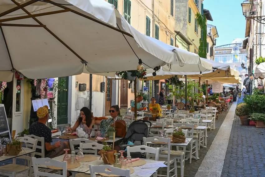 Seaside restaurants and mountain trails: apps make life easier for those who enjoy the Italian summer.