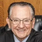 O juiz Frank Caprio, filho de imigrantes italianos, se tornou símbolo de empatia na justiça americana