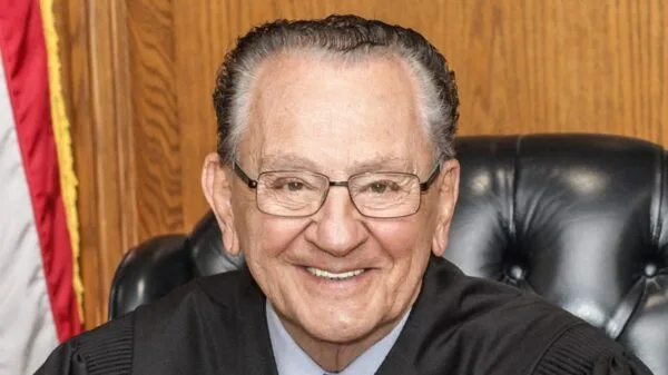 O juiz Frank Caprio, filho de imigrantes italianos, se tornou símbolo de empatia na justiça americana