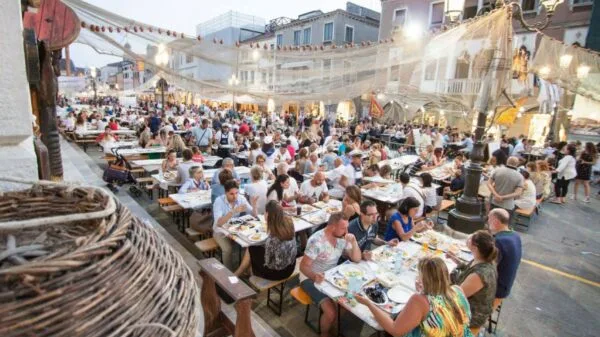Visitantes aproveitam a tradicional sagra em Chioggia, no Vêneto, com pratos típicos à base de frutos do mar