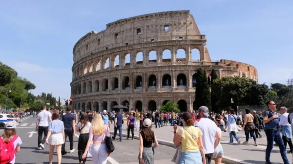 Roma é um dos principais polos do turismo na Itália, mas enfrenta desafios com superlotação e pressão sobre os serviços públicos | Foto: Depositphotos