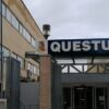 Fachada típica de uma questura italiana, onde se concentram serviços policiais e migratórios