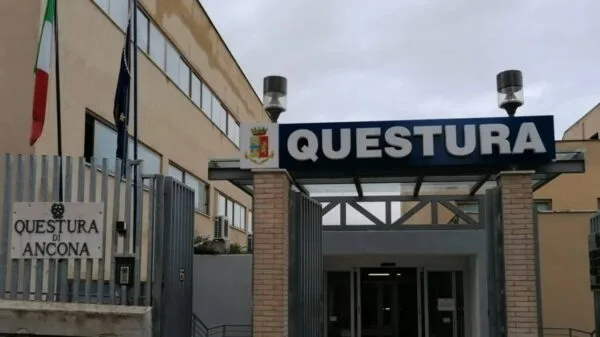 Fachada típica de uma questura italiana, onde se concentram serviços policiais e migratórios