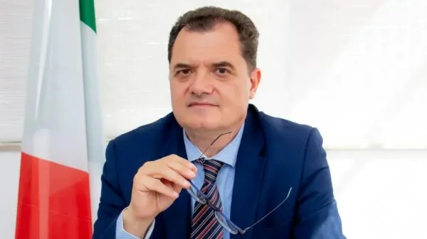 Porta representa a América do Sul no Parlamento italiano e defende os direitos dos italianos no exterior.